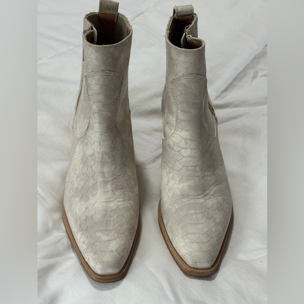 Donald Pilner Elegant Cream Ankle Boots